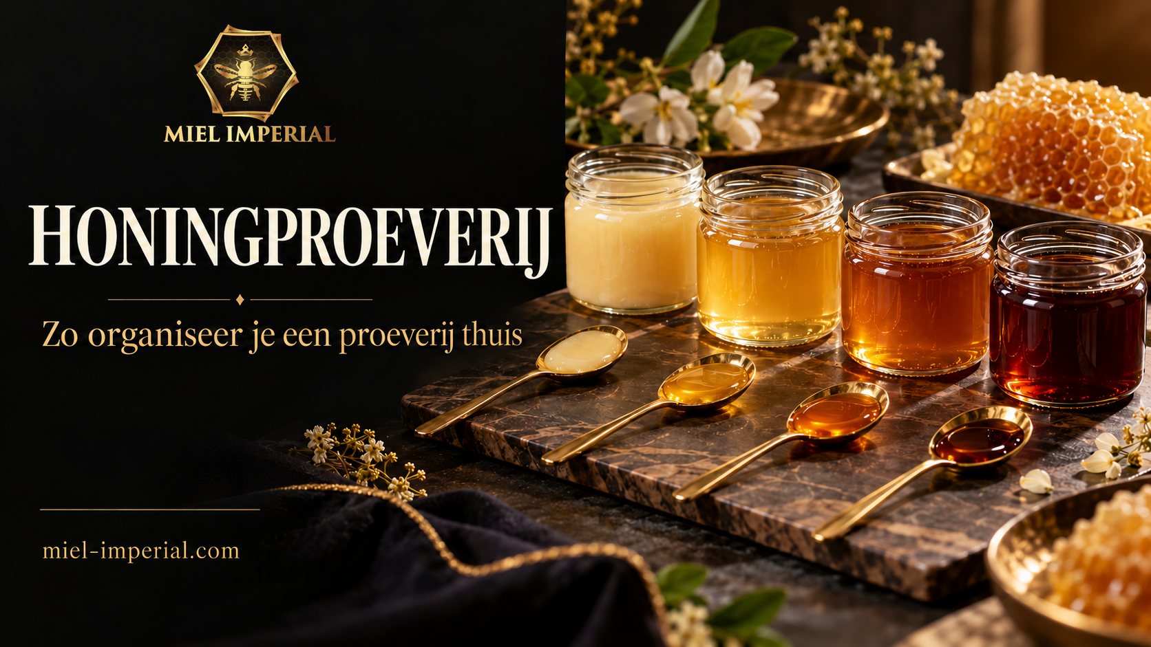 Proeverij van vier honingsoorten thuis met lepels en proefkaarten